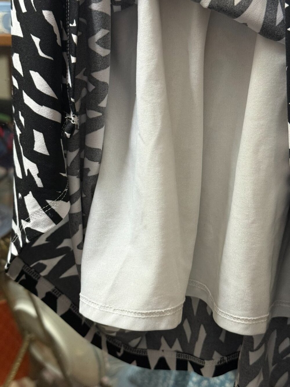 Black & White Abstract Print Sleeveless Asymmetrical Hem Modern Chic Midi Dress - Picture 4 of 9